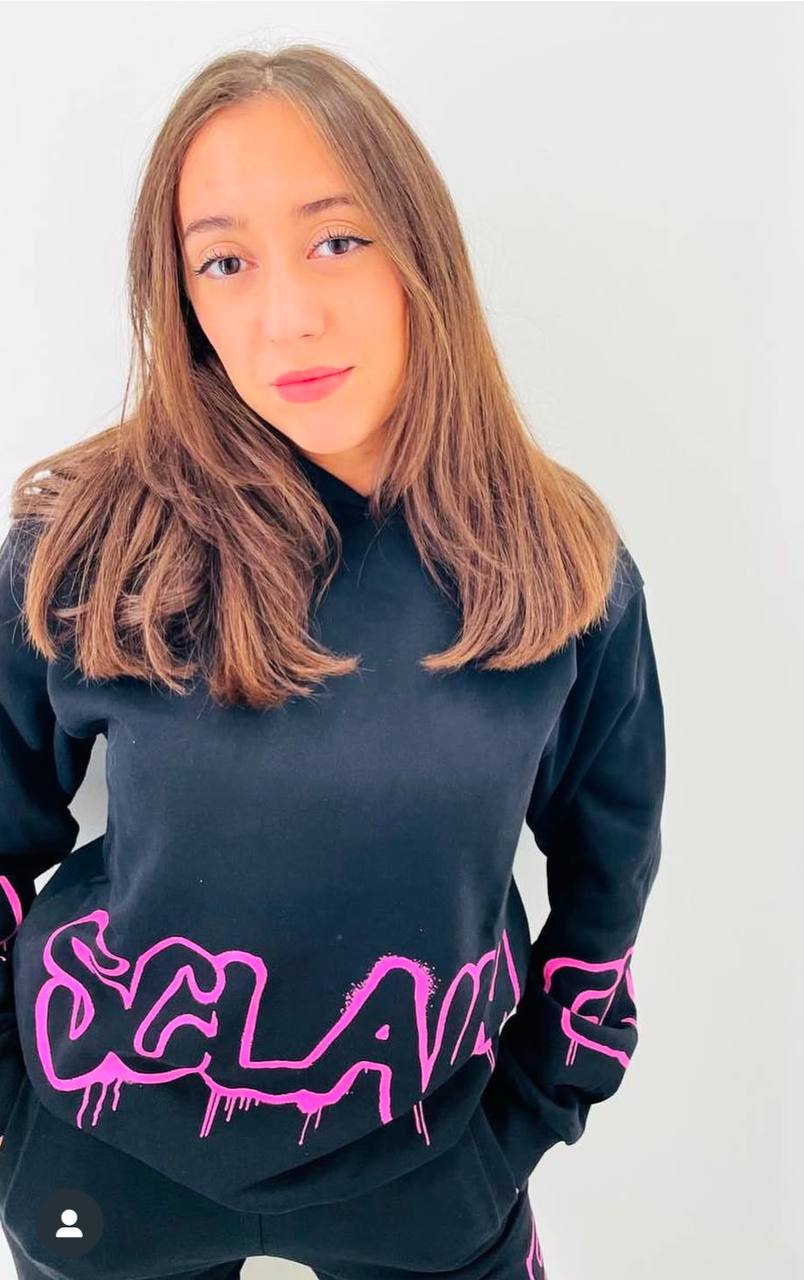 Felpa da ragazza con cappuccio e maxi logo sul fondo