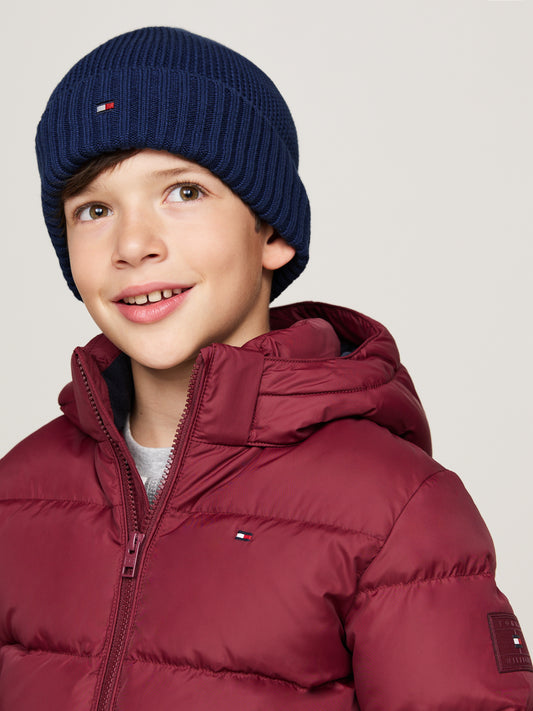 Cappello in maglia da ragazzo con stemma sul davanti