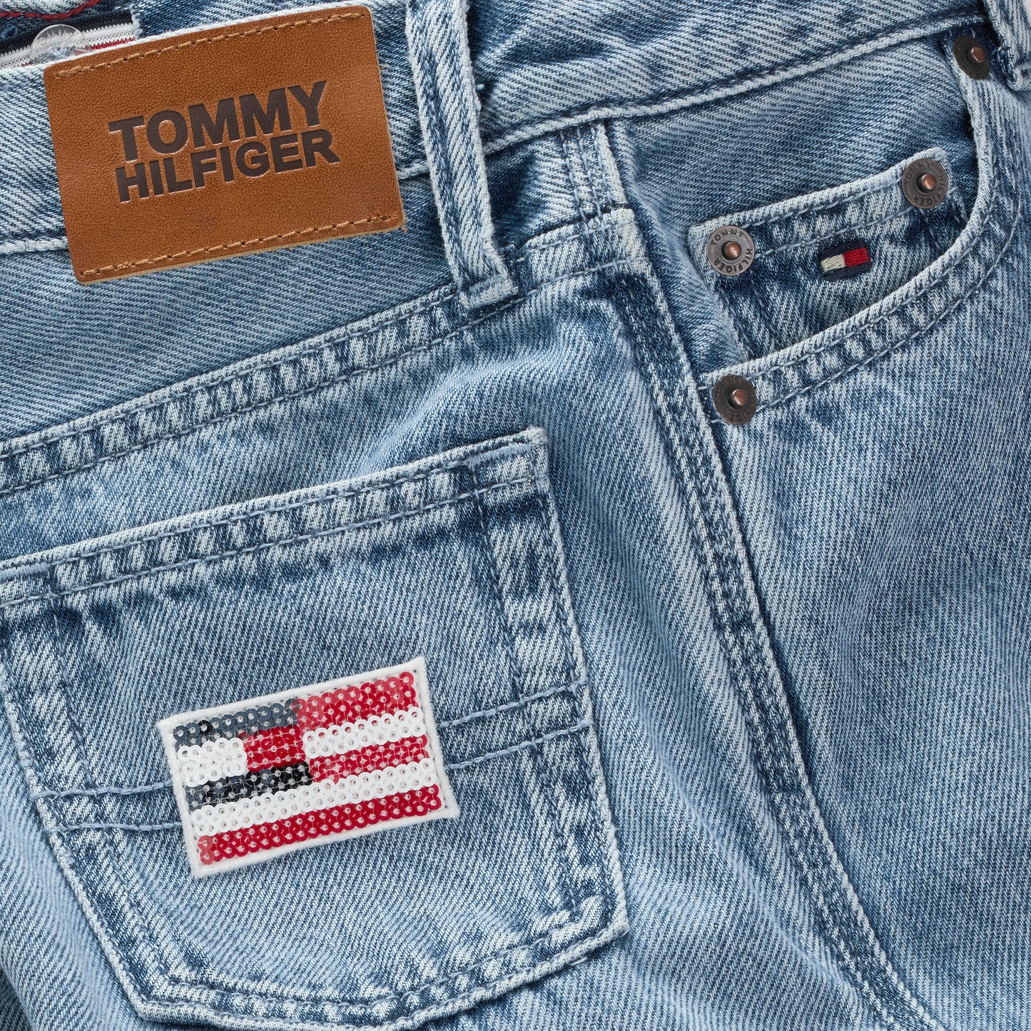 Jeans da ragazza in denim rigido con taglio ampio e dettaglio con bandiera in paillettes KG0KG08409