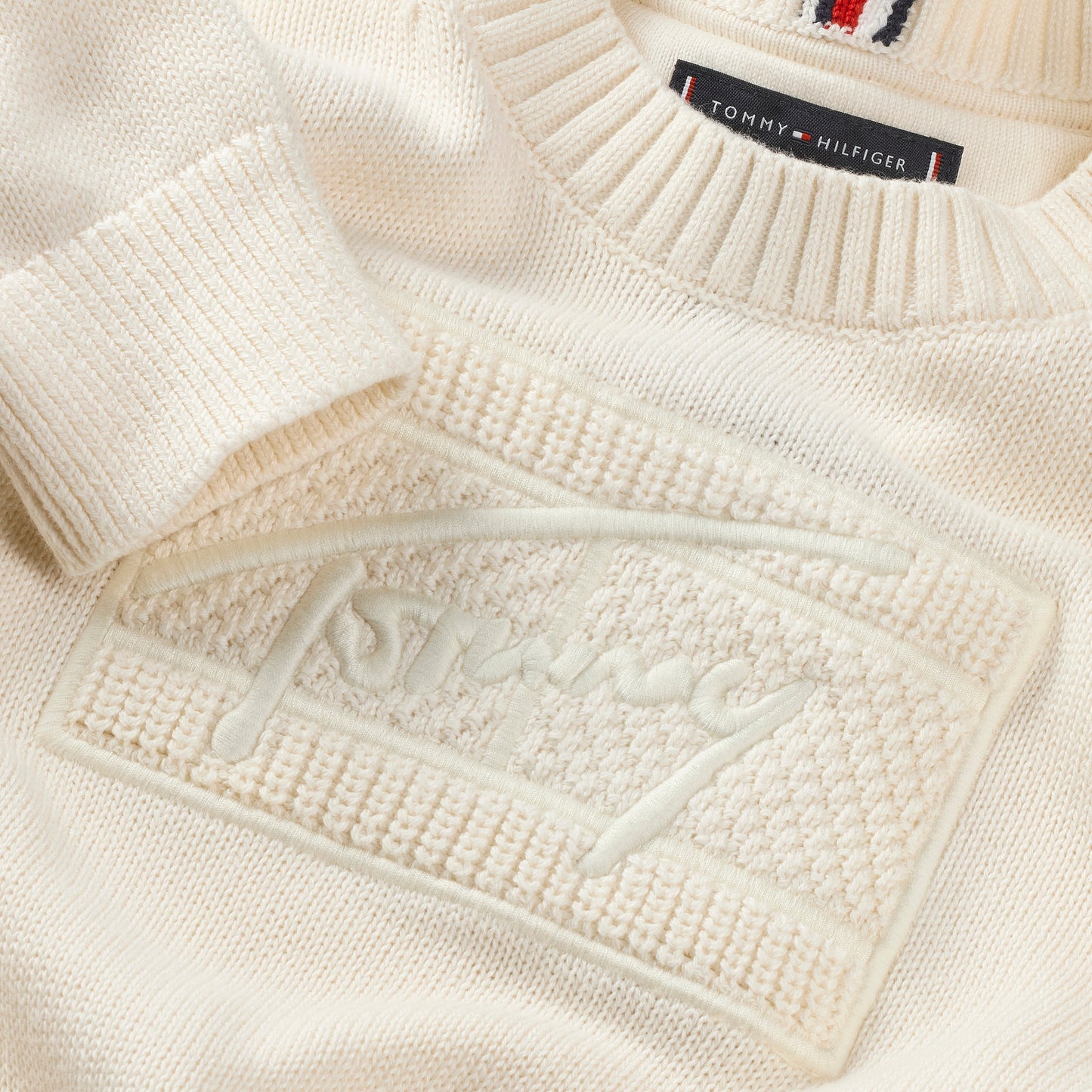 Maglione girocollo da bambino e ragazzo in puro cotone con bandiera logata ton sur ton ricamata sul petto KB0KB09810Z00