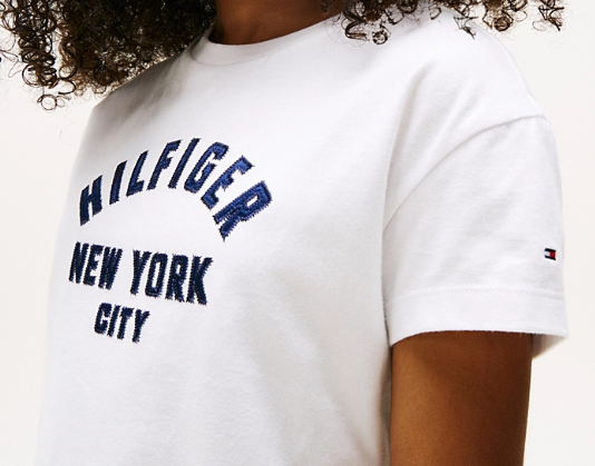 T-shirt girocollo da ragazza con logo lettering in raso sul davanti KG0KG08635YBR