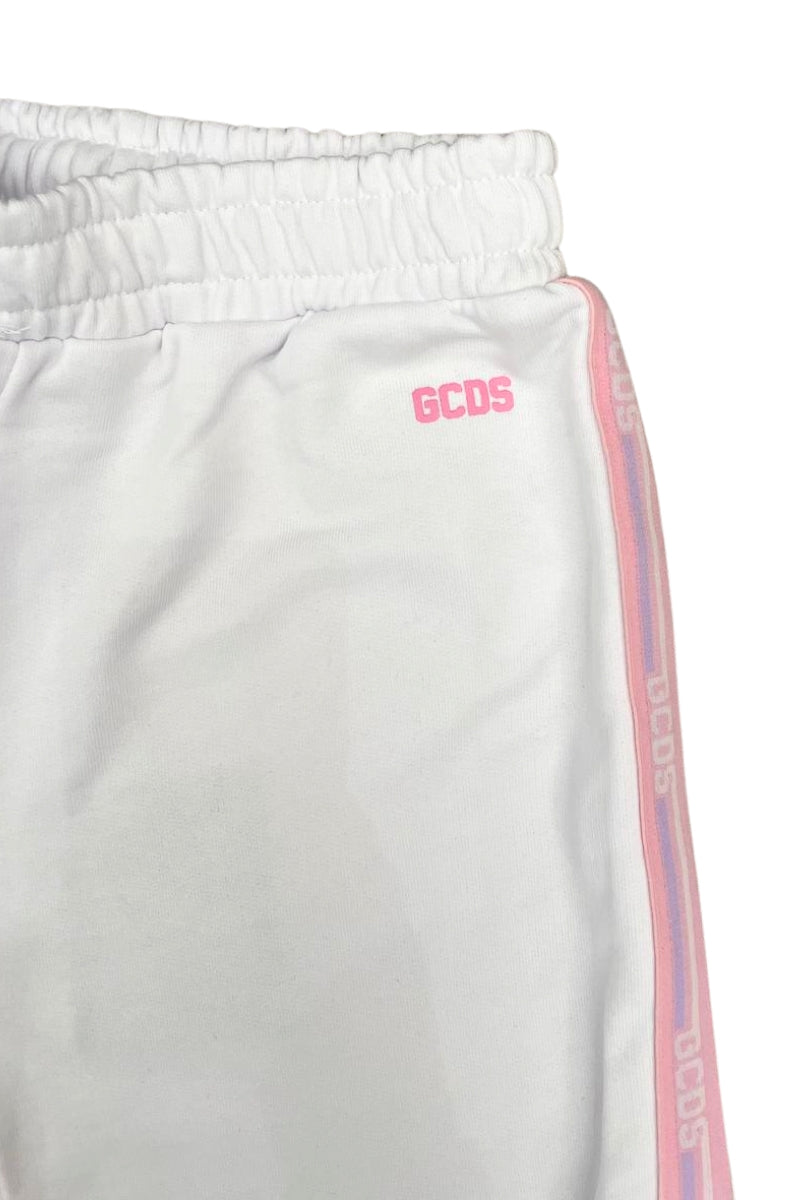 Bermuda da ragazza in cotone con fasce laterali multi logo a contrasto colore C1GJQL562F004