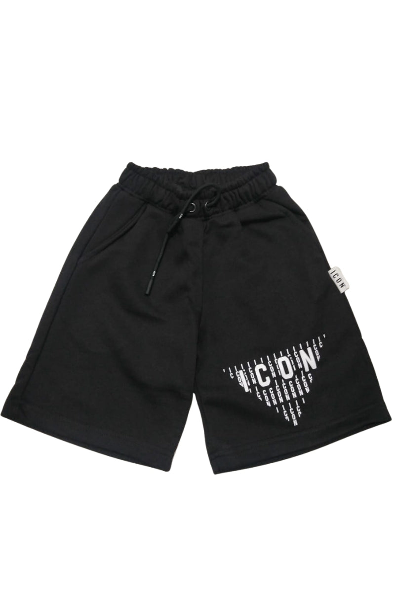 Bermuda da ragazzo in cotone con maxi triangolo stilizzato con multi logo lettering sul davanti IBSH001104