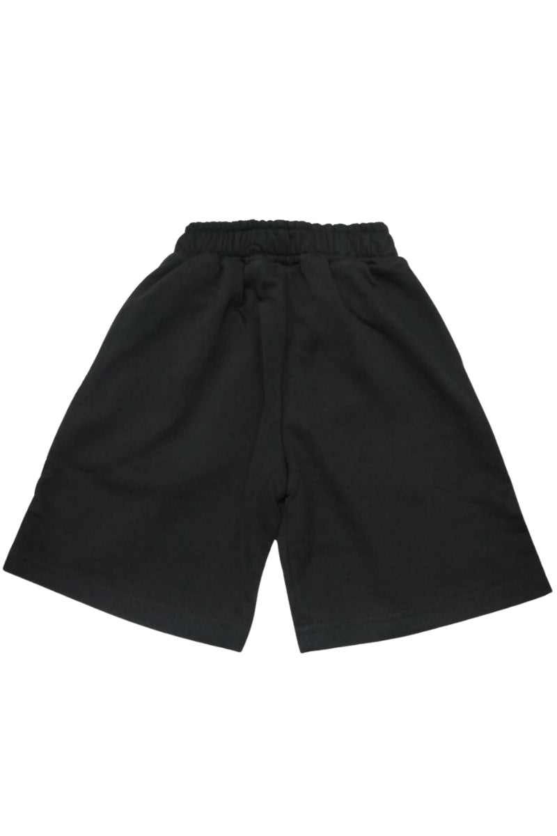 Bermuda da ragazzo in cotone con maxi triangolo stilizzato con multi logo lettering sul davanti IBSH001104