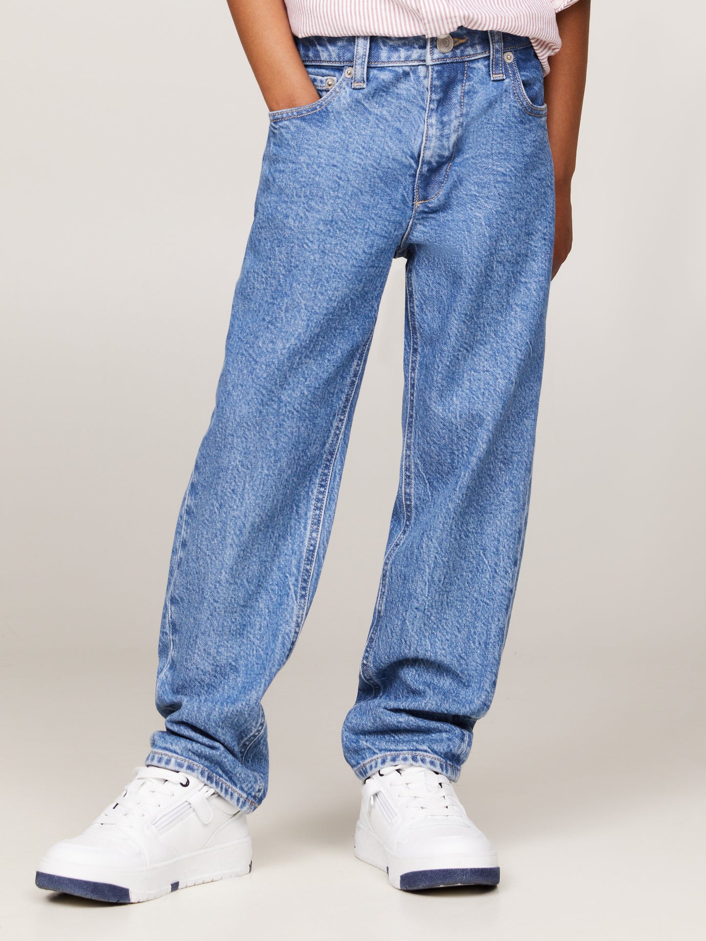 Jeans da ragazzo con taglio largo e chiusura con bottone