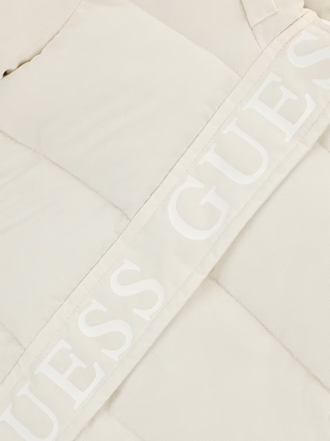 Giubbotto pesante da bambina con multi logo lettering stampato ton sur ton sul davanti in verticale K6BL08W3973
