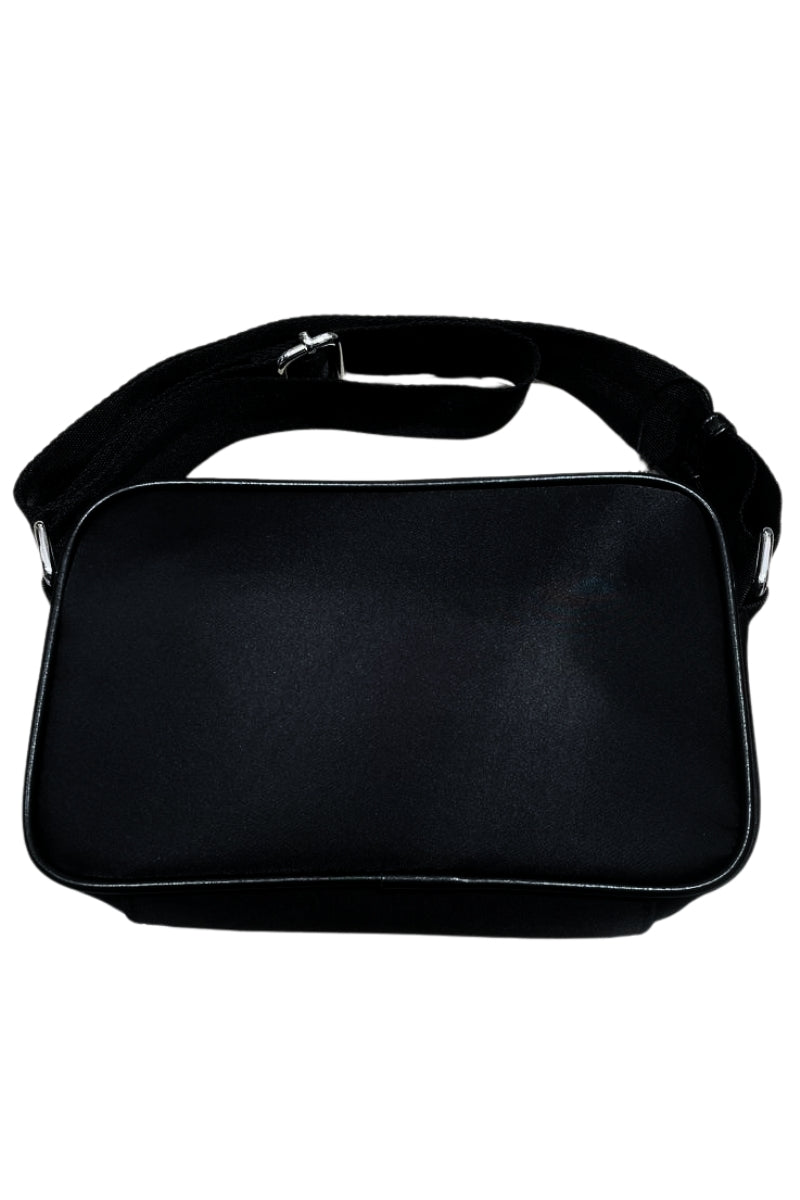 Borsa a tracolla da ragazza e ragazzo con dettagli e logo lettering a contrasto colore GCKB101