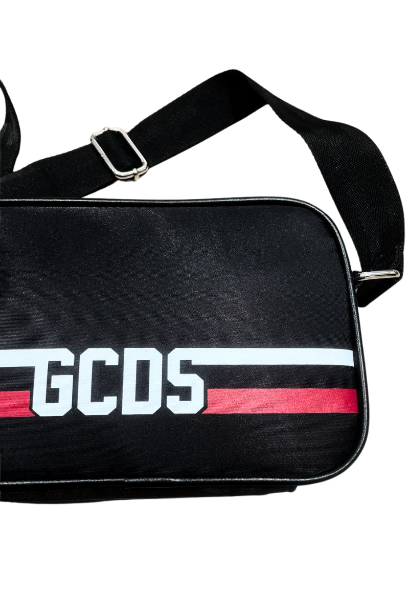 Borsa a tracolla da ragazza e ragazzo con dettagli e logo lettering a contrasto colore GCKB101