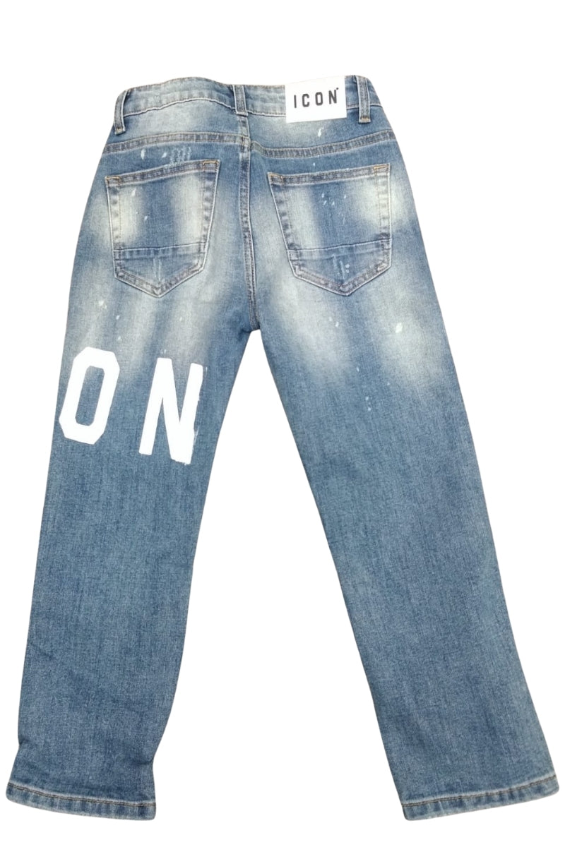 Jeans da ragazzo in denim chiaro a cinque tasche con strappi e schizzi con logo lettering laterale IBDT001033