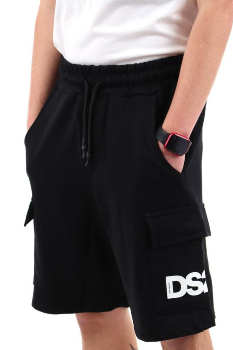 Bermuda da uomo con tasconi e stampa logo lettering a contrasto colore sulla gamba sinistra  SS26268