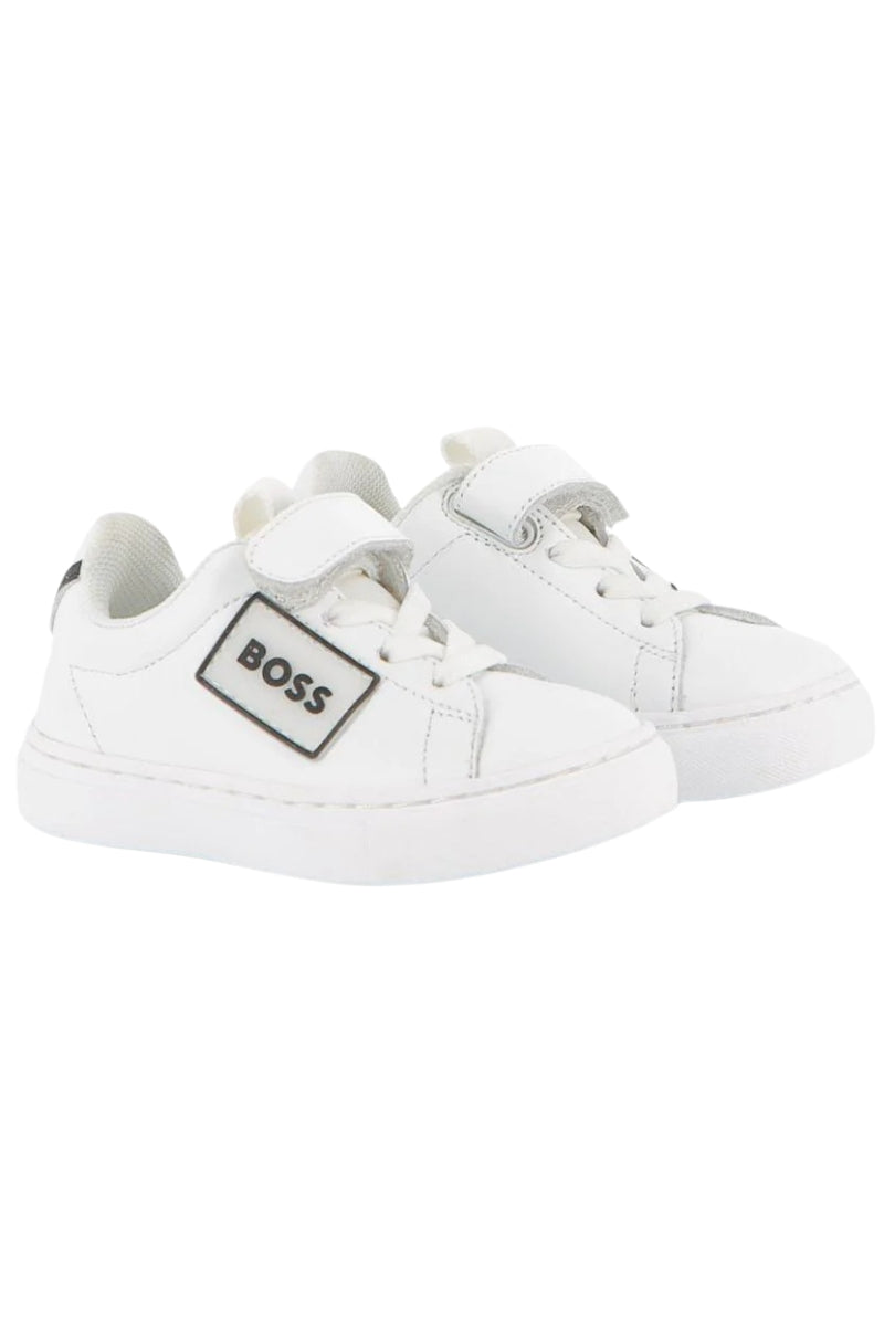 Scarpe sneakers da neonato con lacci, strappo e patch con logo lettering a contrasto J52573