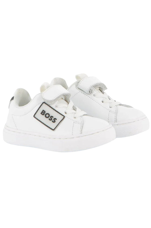 Scarpe sneakers da neonato con lacci, strappo e patch con logo lettering a contrasto J52573