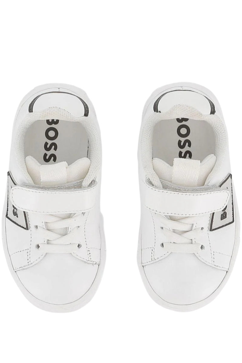 Scarpe sneakers da neonato con lacci, strappo e patch con logo lettering a contrasto J52573