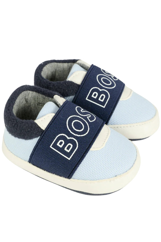 Scarpe da neonato con inserto in pellicciotto e maxi logo lettering sulla parte frontale J52589