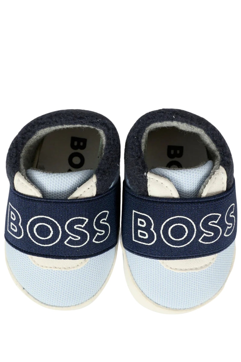 Scarpe da neonato con inserto in pellicciotto e maxi logo lettering sulla parte frontale J52589