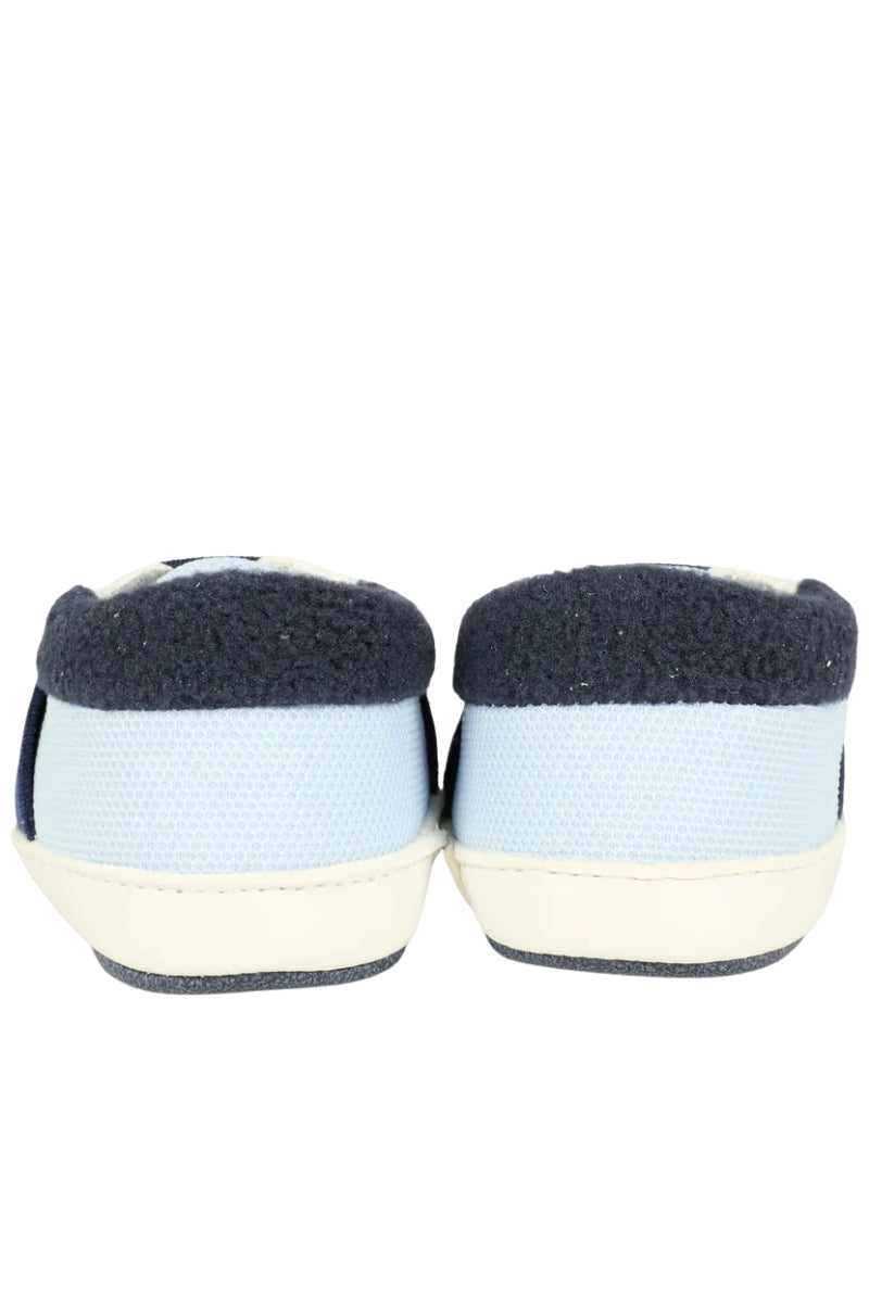 Scarpe da neonato con inserto in pellicciotto e maxi logo lettering sulla parte frontale J52589