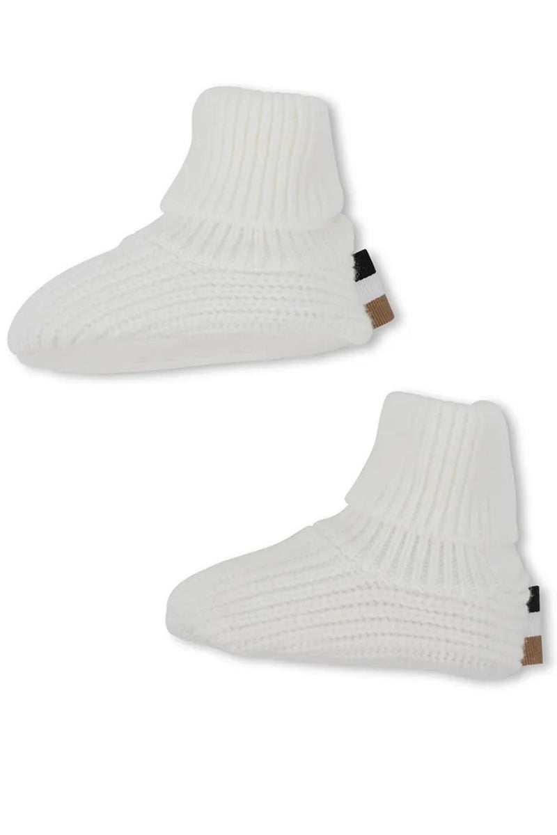 Set cappello e calzini da neonato in maglia con patch a contrasto colore J52599